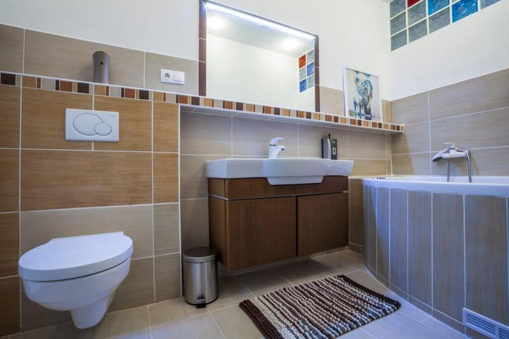 Luxury Air-Conditioned Family Apartment Spitalska Old Town Bratislava Ngoại thất bức ảnh